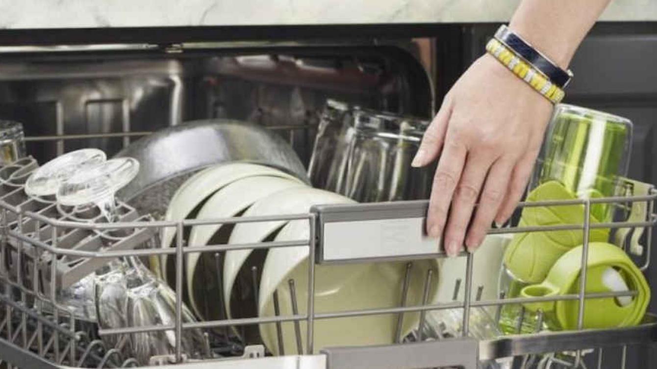 Мытье кастрюль. Грчзная посуду в посудомоечную машину. Загрузка кастрюль в посудомоечную машину. Посудомойка для кастрюль и сковородок. Грязная посуда в посудомоечной машине.