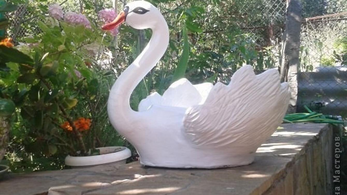 Фігурка лебедя зі шпаклівки і пластикової пляшки для саду своїми руками