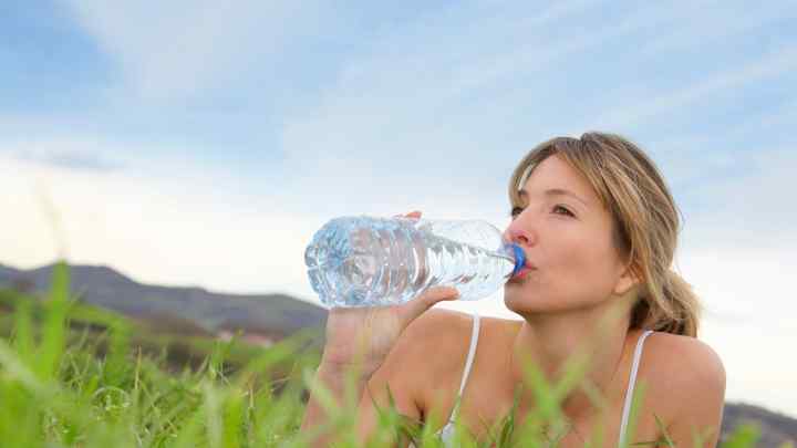 Як привчити себе пити більше води?