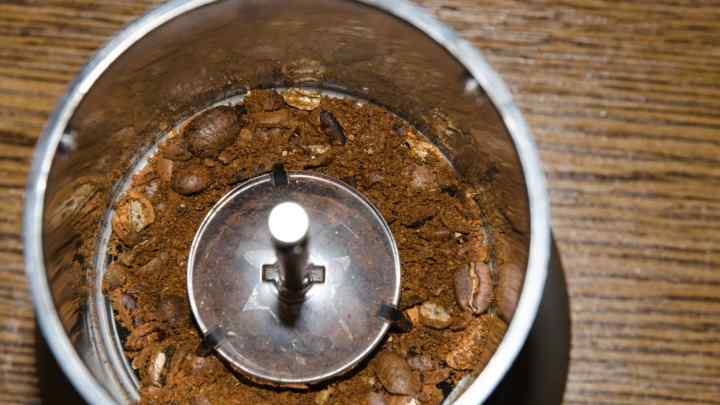 Як розмолоти каву без кавомолки