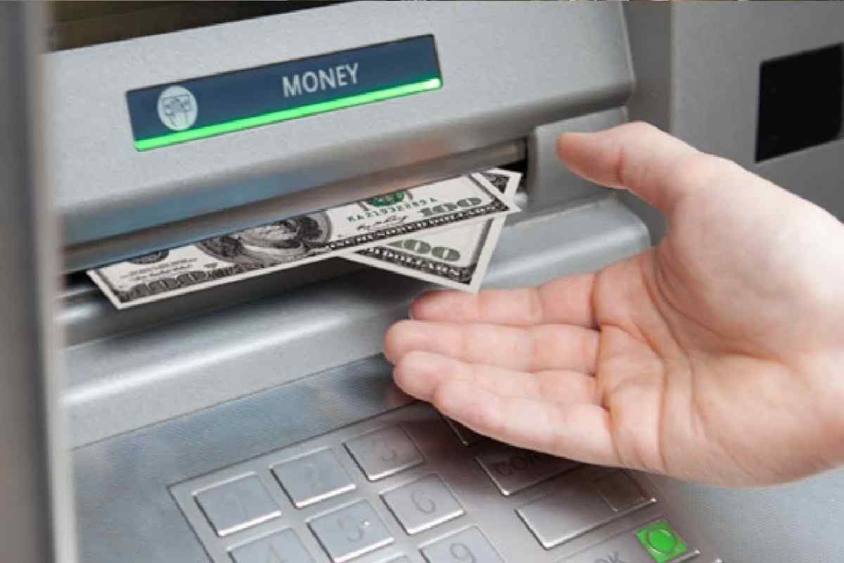 Снятие наличной иностранной валюты. Банкомат. Выдача денег в банкомате. Банкомат выдача наличных. Деньги из банкомата.
