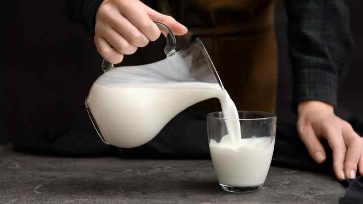 Чому прокисає молоко