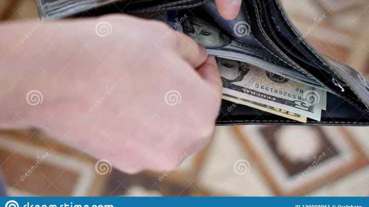 Як зняти готівку з гаманця
