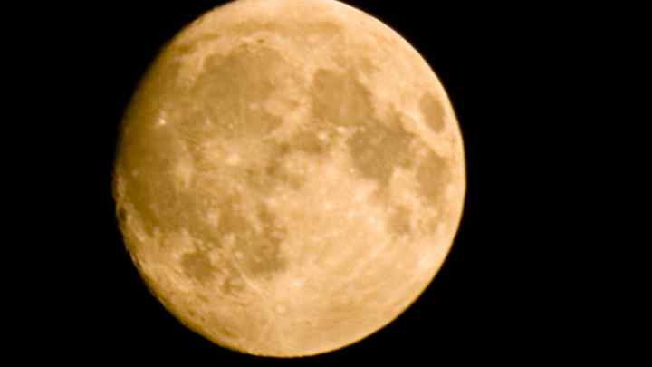 Чому ми бачимо одну сторону Місяця