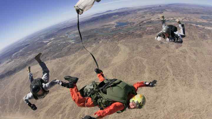 Як стрибати з парашутом