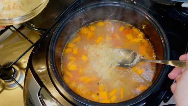 Як приготувати смачний суп зі скумбрії в мультиварку