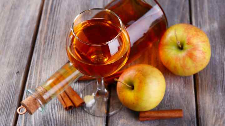 Як зробити яблучне вино