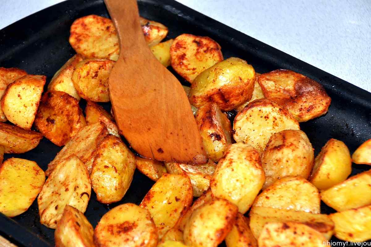 Як смачно запекти картоплю в духовці