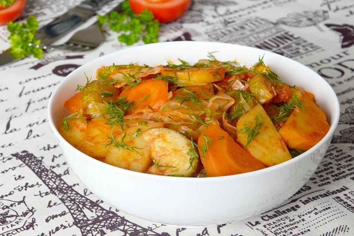 Як приготувати овочеве рагу з кабачків, картоплі та капусти