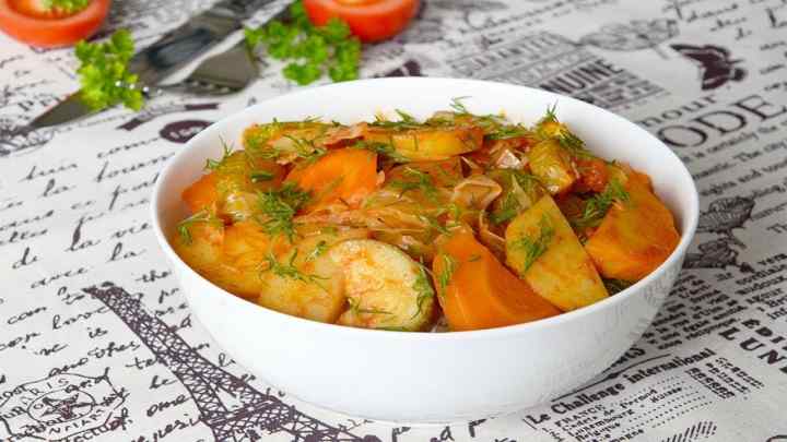 Як приготувати овочеве рагу з кабачків, картоплі та капусти