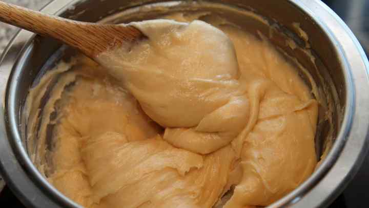 Як приготувати заварне тісто для еклерів і профітролів