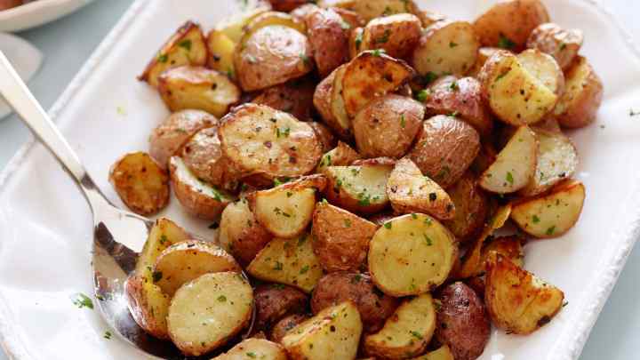 Як запекти картоплю з пармезаном і прянощами