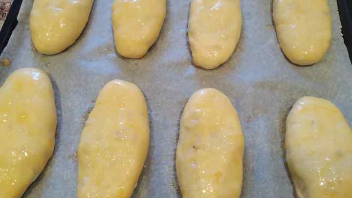 Як зробити смачні пиріжки на тонкому тесті в духовці
