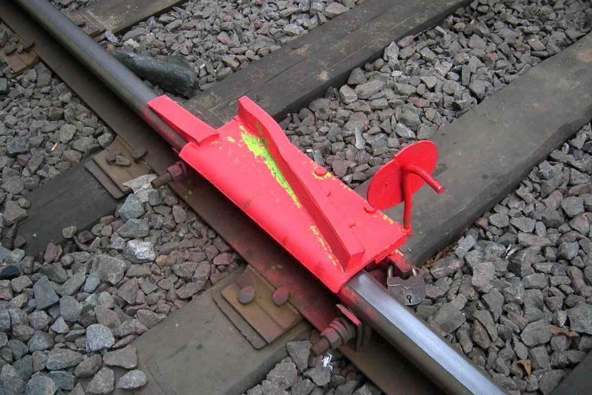 Навіщо на залізниці потрібен пристрій для скидання поїзда з рейок