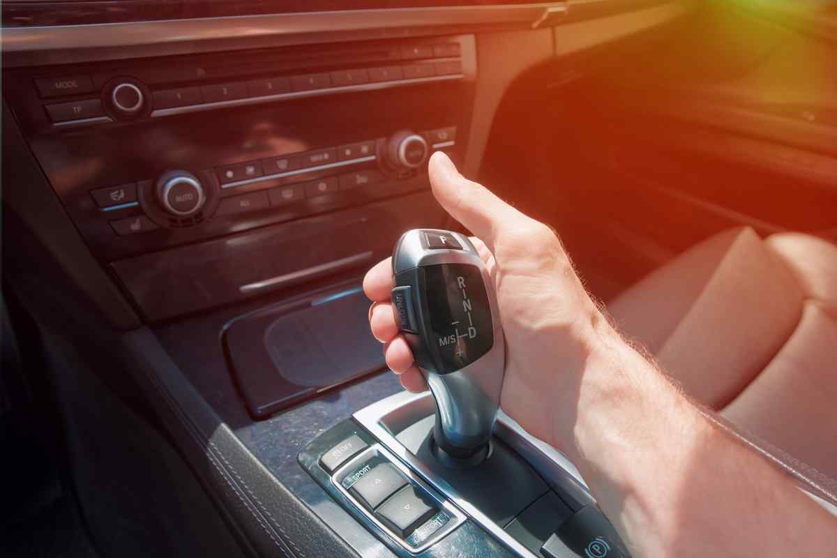 5 шкідливих звичок автомобілістів, які гублять автоматичну коробку передач