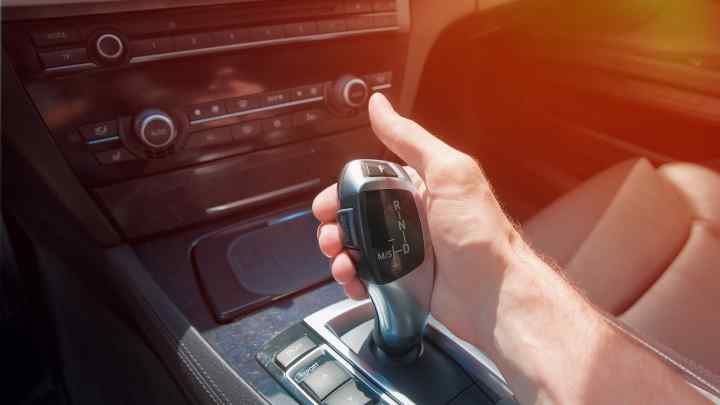 5 шкідливих звичок автомобілістів, які гублять автоматичну коробку передач