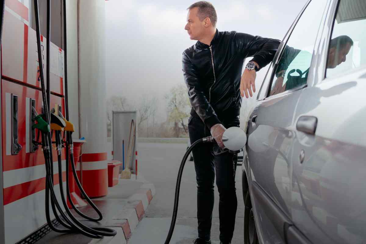5 красномовних ознак, що вказують на поганий бензин, залитий на АЗС