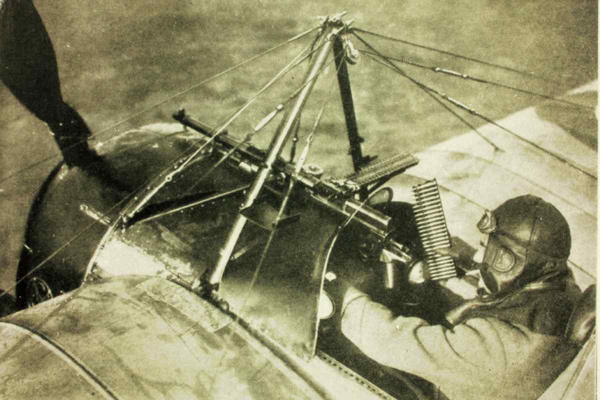 Як екіпажі літаків часів Першої світової війни примудрялися стріляти через гвинт