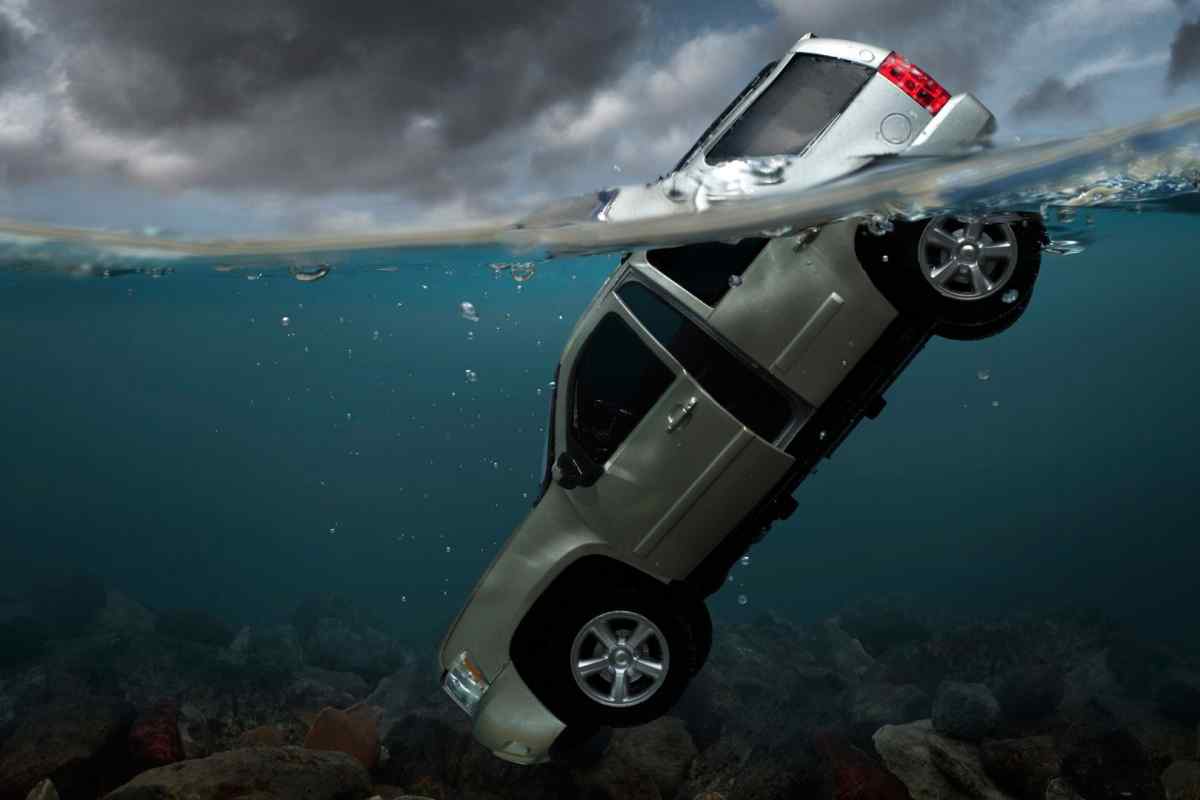 Як вибратися з потопаючого автомобіля: 3 поради, які можуть врятувати