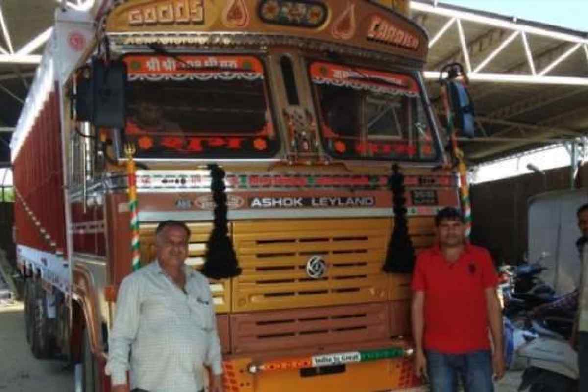 Для чого в Індії скуповують вантажівки без кабіни, що в них особливого