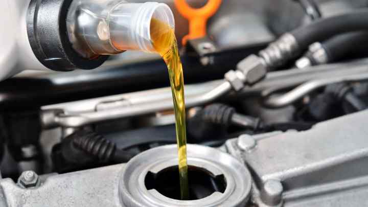 Чому автомобілісти зі стажем прагнуть брати моторну олію в літрових каністрах
