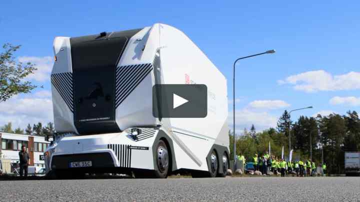 Вантажівки Volvo без водійських кабін і без водіїв з 'явилися на дорогах Швеції