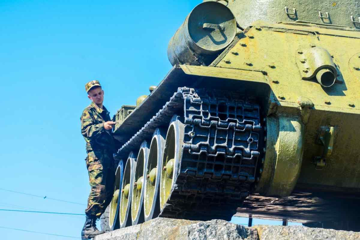Військова хитрість: для чого радянські танкісти вішали відро на ствол танка
