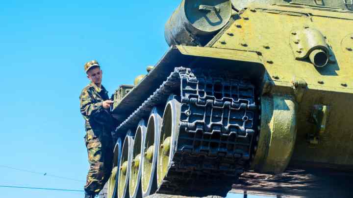 Військова хитрість: для чого радянські танкісти вішали відро на ствол танка