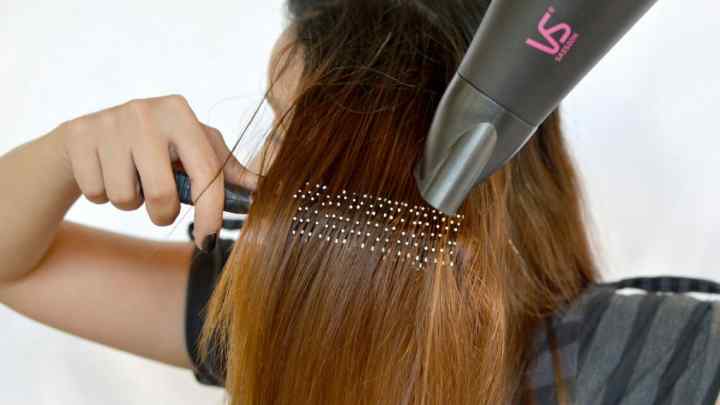 Як не зіпсувати волосся прасуванням для випрямлення