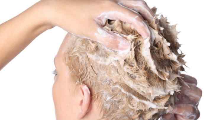 Як очистити волосся від фарби