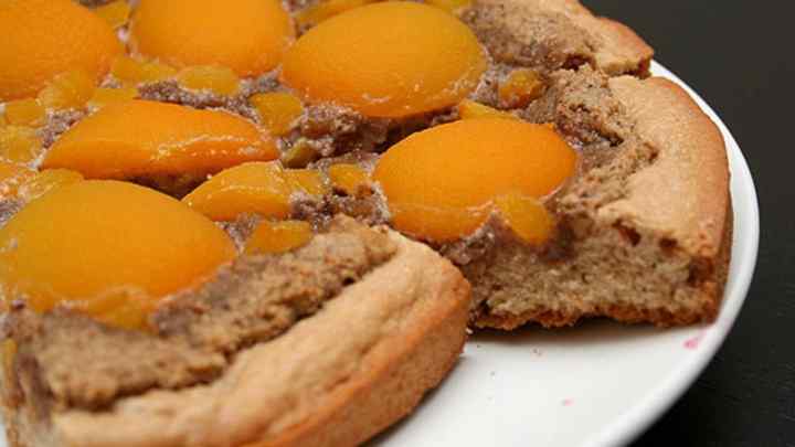 Горіховий пиріг із сиром і абрикосами