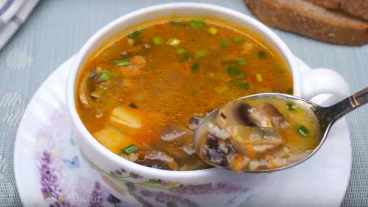 Суп з м 'ясним фаршем і грибами
