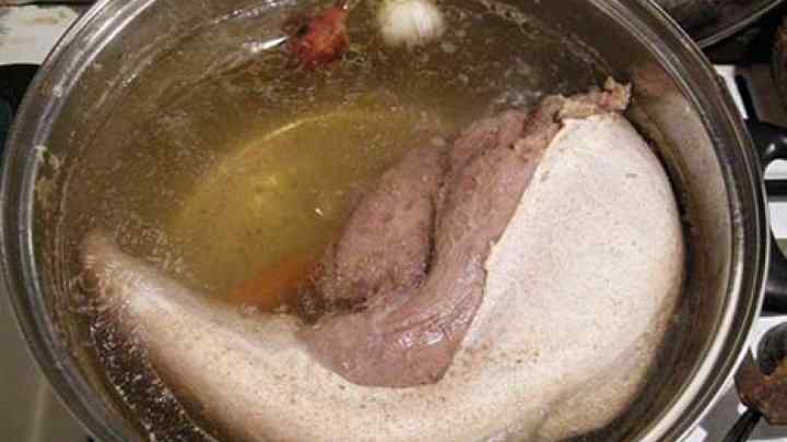 Вчимося готувати делікатеси: варіння яловичої мови