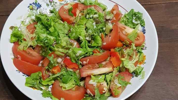 Салат з помідорами і пангасіусом