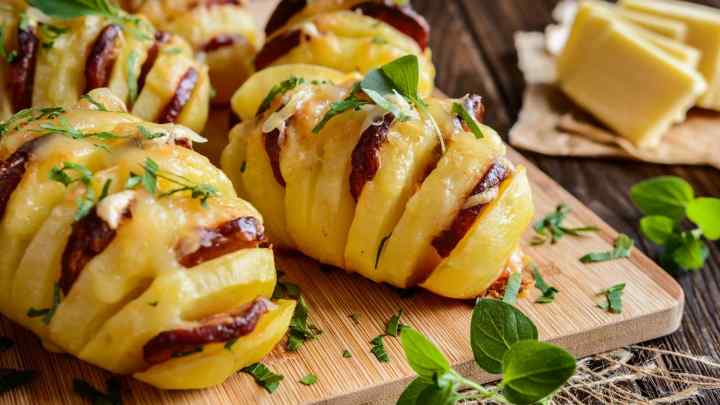 Як запекти ароматну картоплю з пармезаном і часником