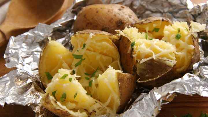Як приготувати картоплю у фользі