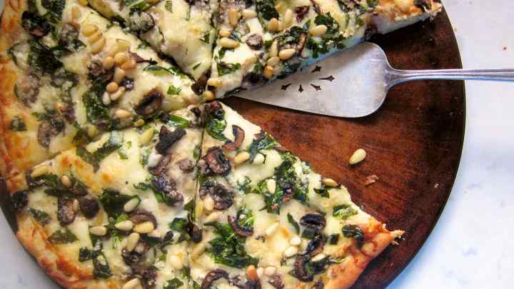 Як приготувати піцу з грибами і шпинатом