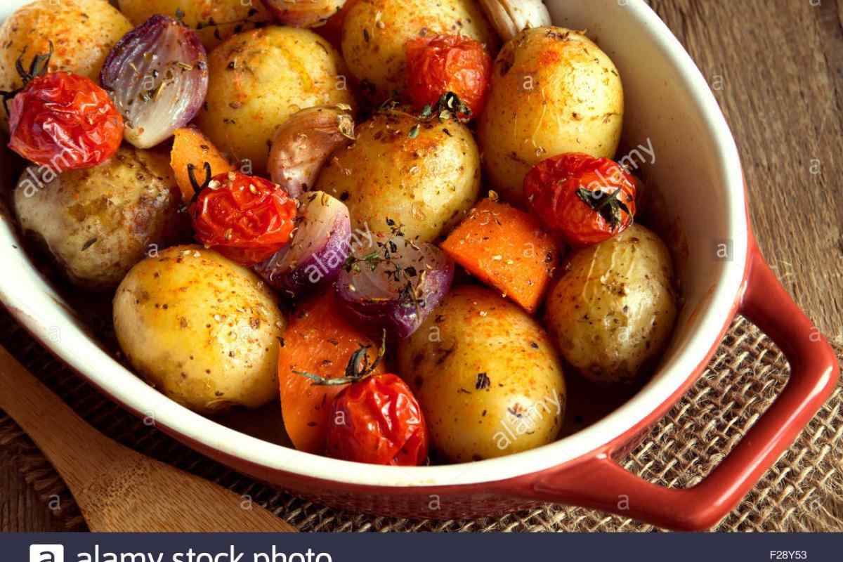 Як запекти картоплю з овочами