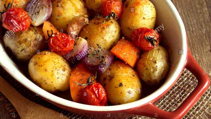 Як запекти картоплю з овочами