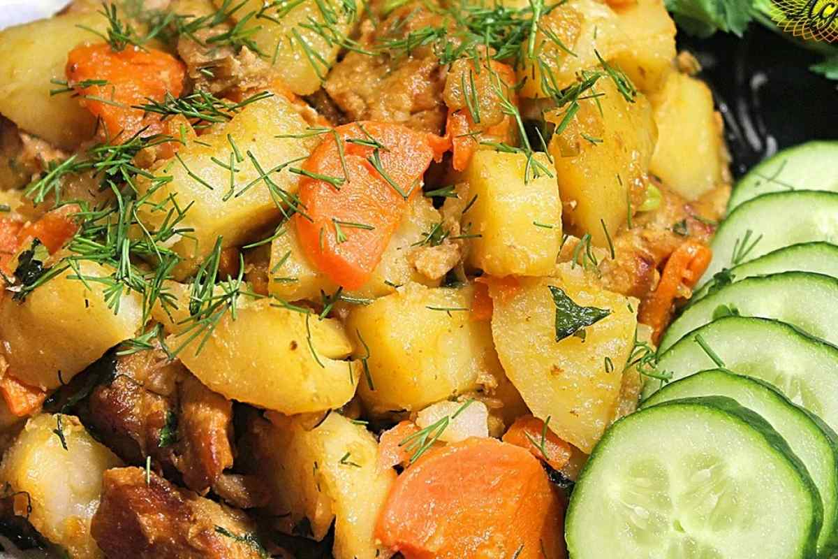 Рецепт картошки в духовке с морковью. Картошка с мясом. Тушеная картошка. Тушёная картошка с мясом. Картофель томленый с мясом.