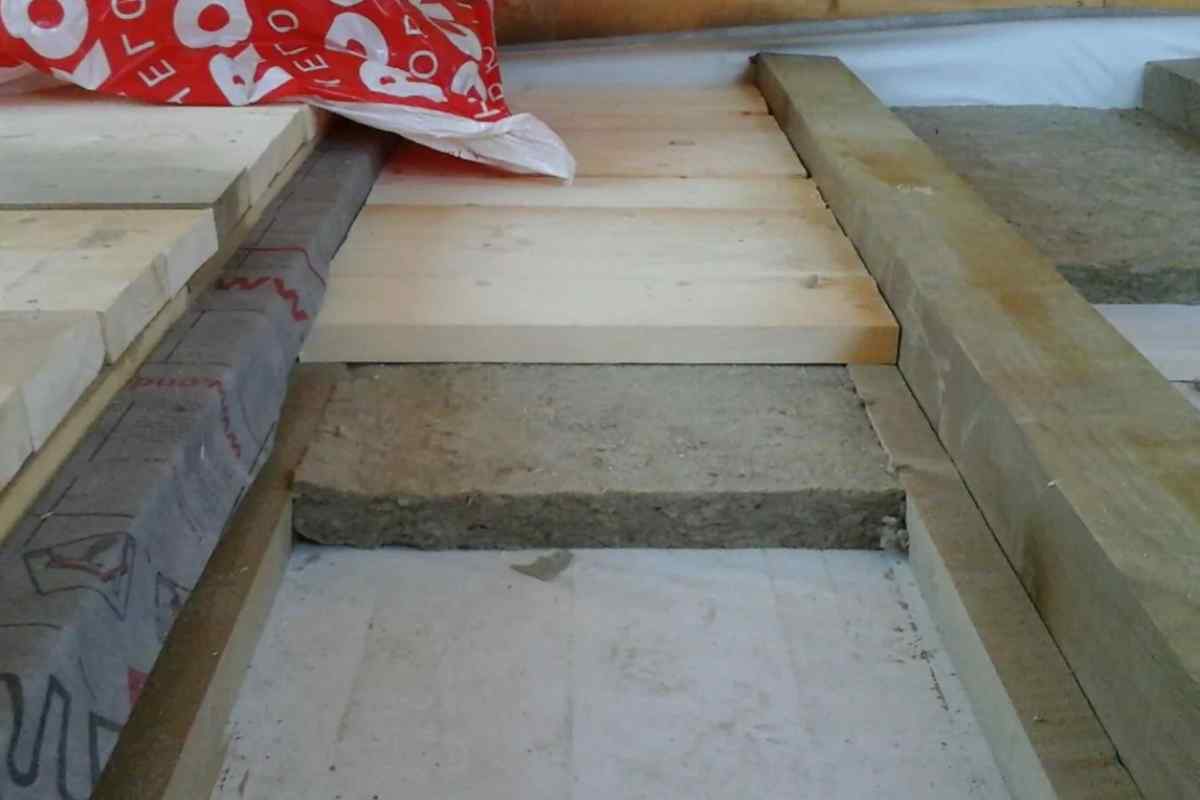 Як утеплити підлогу в заміському будинку