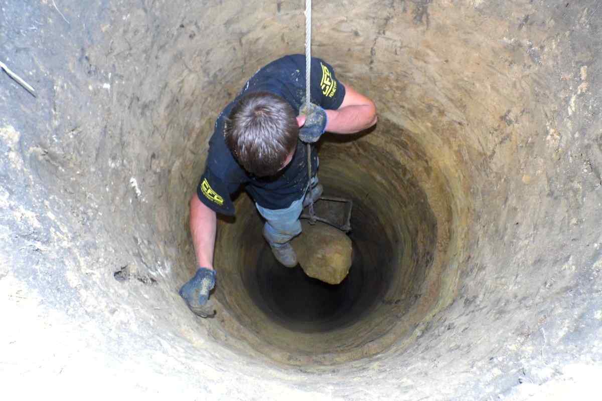 Як очистити вигрібну яму