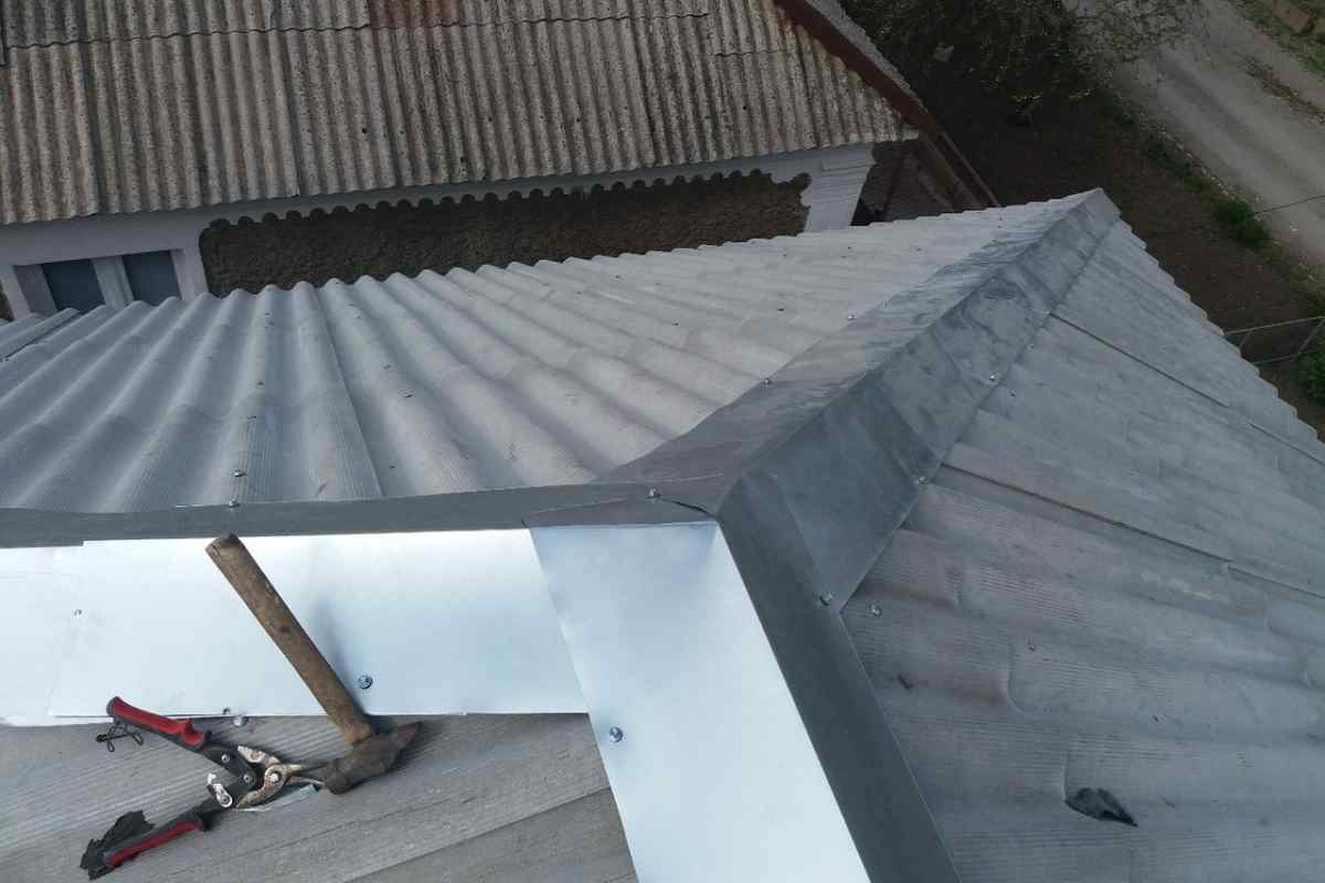 Як кріпити оцинкований коник на шиферний дах