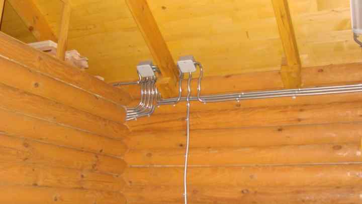 Як провести електропроводку в дерев 'яному будинку