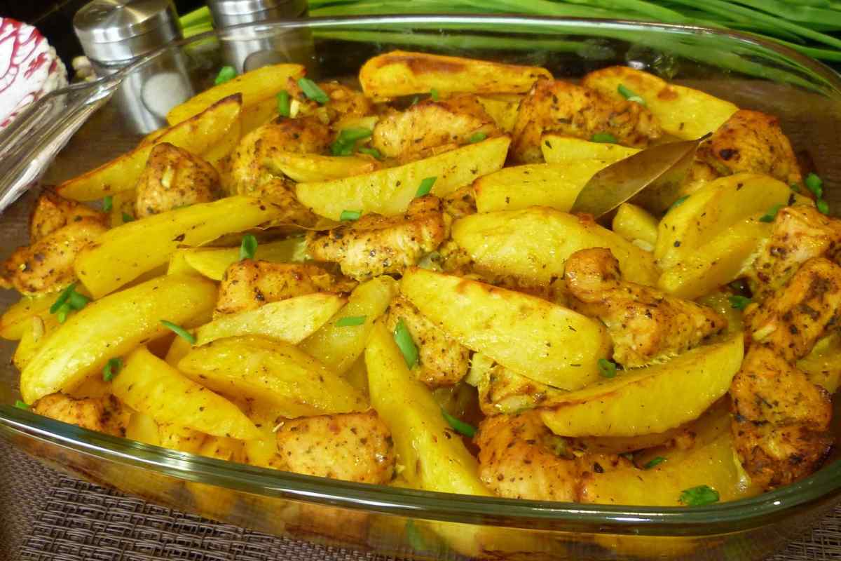 Як приготувати філе індички з картоплею в духовці