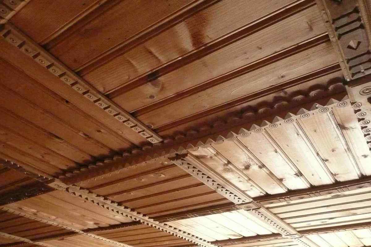 Як зробити стелю в дерев 'яному будинку
