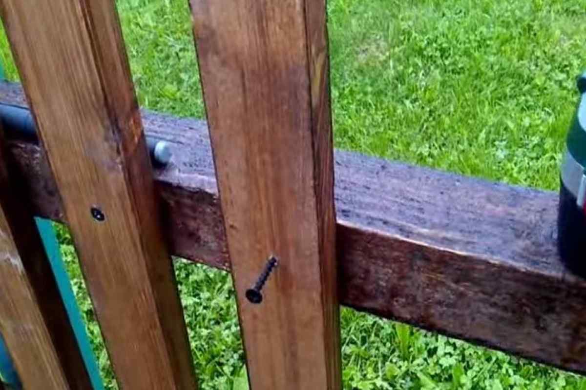 Як поставити паркан на дачі