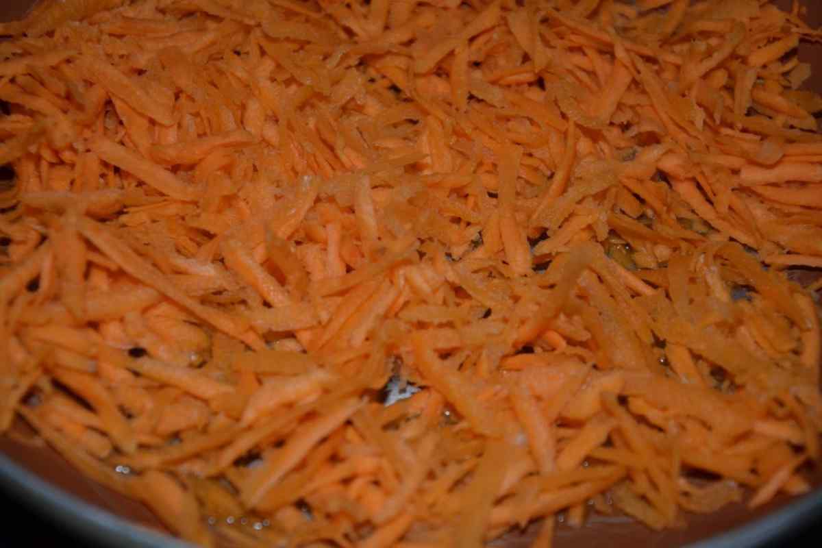 Кіш з цибулею-порієм, морквою і шампіньйонами