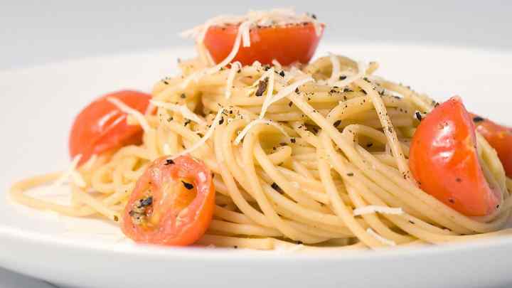 Як приготувати спагеті з лососем у вершковому соусі