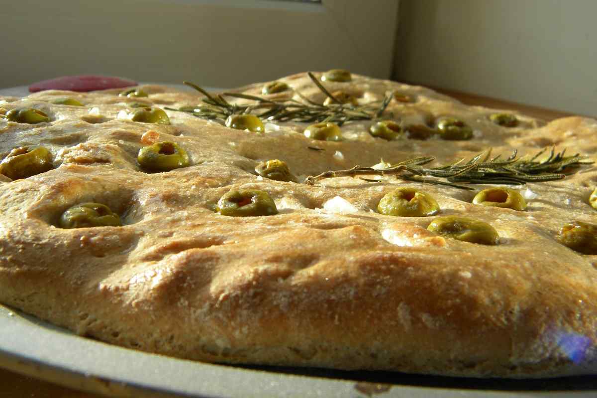 Як приготувати італійський хліб фокачча з маслинами